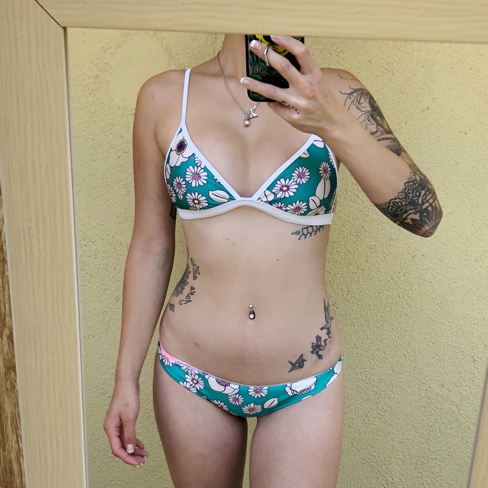 ❌SOLD❌ WILDFOX 60’s floral bikini set